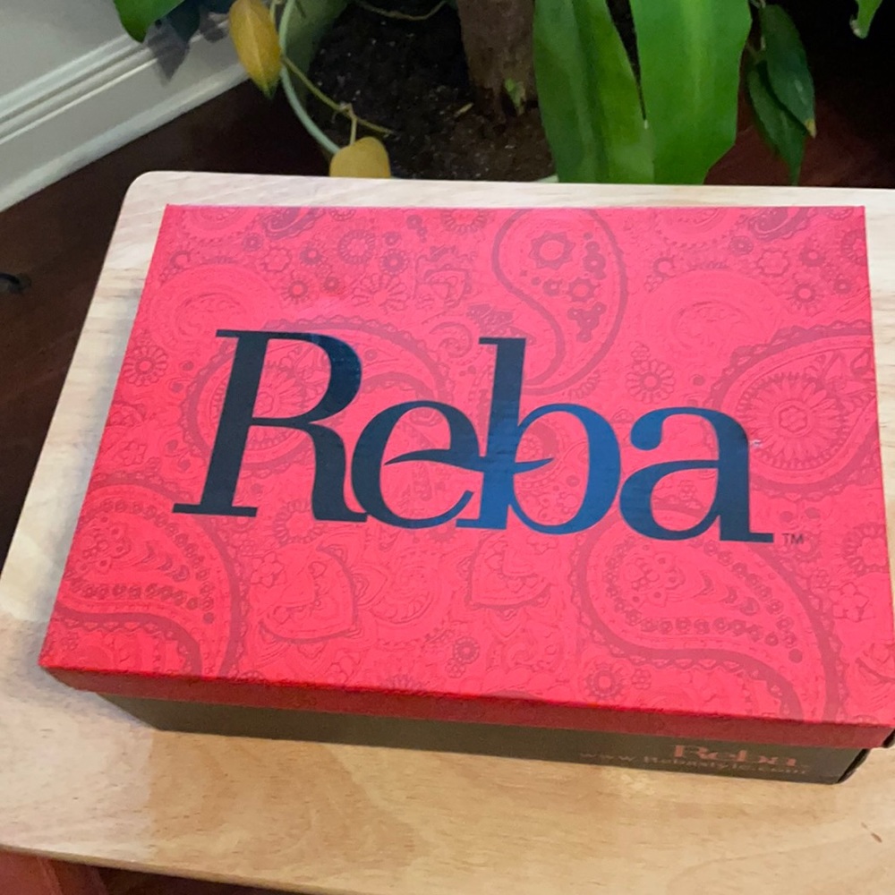 Reba Maddy white Lea sandles